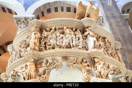 Italienische gotische Kanzel oben Detail von Giovanni Pisano in Pisa Dom auf der Piazza dei Miracoli (Piazza del Duomo) Stockfoto