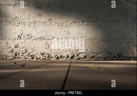 Low Angle View Perspektive der Holzboden auf grunge Betonwand mit Sonnenlicht verwischen. Leerzeichen für die Anzeige von produkt design Stockfoto