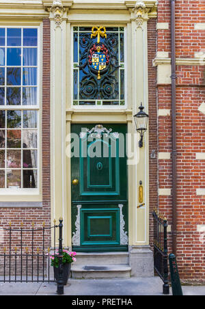 Grüne Tür eines historischen Hauses in Edam, Niederlande Stockfoto