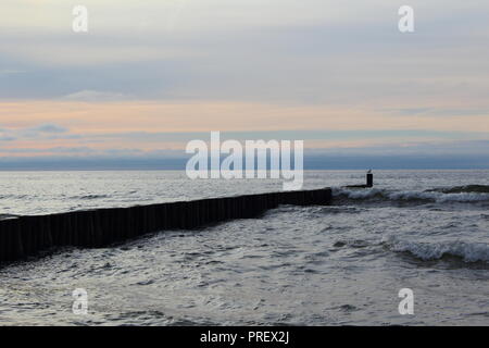 Die Leiste an der Ostsee Strand von Ustronie Morskie, Polen in der Abenddämmerung Stockfoto