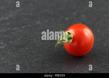 Frisches Wild Johannisbeere Tomaten auf einer Schiefertafel Platte mit Kopie Raum isoliert Stockfoto