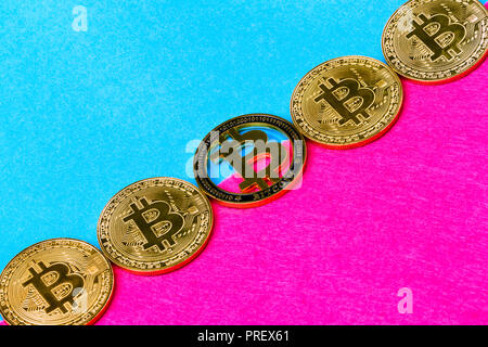 Golden bitcoins auf einem farbigen Hintergrund, das Konzept der Erhöhung der crypto Währung Stockfoto