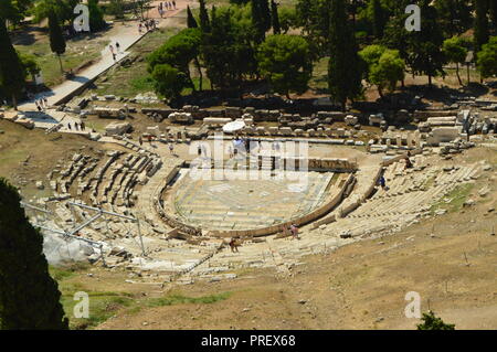 Das Theater des Dionysos, unter der Akropolis von Athen. Geschichte, Architektur, Reisen, Archäologie. Kreuzfahrtschiffe. Juli 9, 2018. Akropolis von Athen, Gr Stockfoto