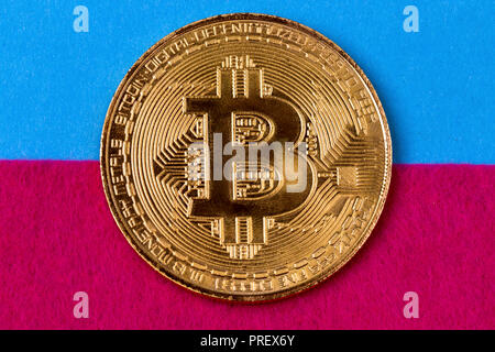 Golden bitcoins auf einem farbigen Hintergrund, Nahaufnahme Bild Stockfoto