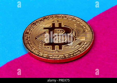 Golden bitcoins auf einem farbigen Hintergrund, Nahaufnahme Bild Stockfoto