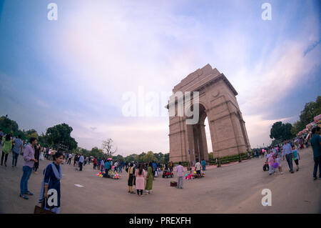 Delhi, Indien - 18 Aug 2018: Fisheye Schoß von Menschen roaming um India Gate in der Abenddämmerung. Dieses berühmten Denkmal und Wahrzeichen der Stadt ist ein beliebter Ort für Menschen Stockfoto