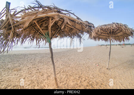 Thatch Sonnenschirme am Paradise Beach in Pondicherry Chennai Stockfoto