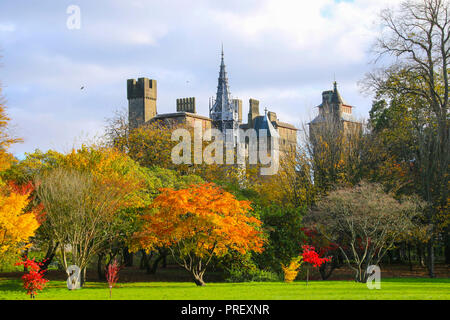 Das Schloss von Cardiff, South Wales, UK im Herbst Sonnenschein Stockfoto