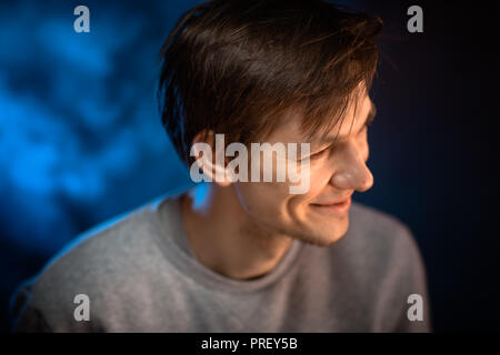 Porträt emotionale junger Mann auf blauem Hintergrund. Stockfoto