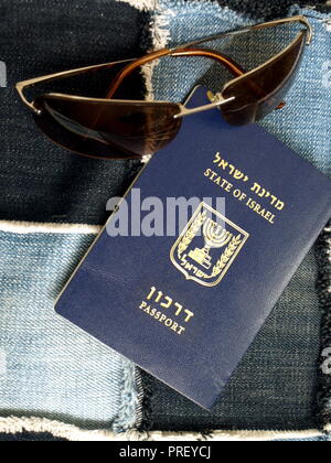 Israelischen Pass (Übersetzung: Staat Israel. Reisepass) und Gläser von der Sonne. Stockfoto