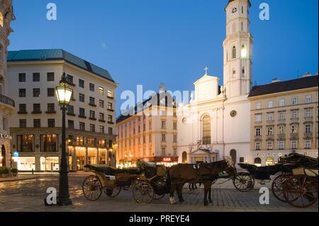 Wien, Michaelerplatz und Looshaus, Nacht - Wien, historisches Zentrum, Michaelerplatz und Loos Haus in der Nacht Stockfoto