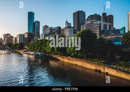 Die Stadt Melbourne über den Fluss Yarra, Australien Stockfoto