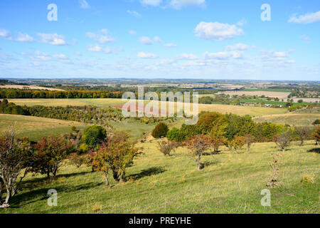 Blick von der schönen Pegsdon Hügel und Hoo Bit Naturschutzgebiet ein beliebter Ort mit Spaziergängern in der Nähe des Dorfes Pegsdon, Hertfordshire, England Stockfoto