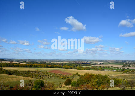 Blick von der schönen Pegsdon Hügel und Hoo Bit Naturschutzgebiet ein beliebter Ort mit Spaziergängern in der Nähe des Dorfes Pegsdon, Hertfordshire, England Stockfoto