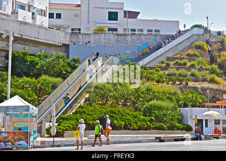 Menschen, die auf der externen Rolltreppe vom Platz dos Pesdores bis zum Aussichtspunkt bei R.Bairro dos Pescadores in Albufeira, Algarve, Portugal Stockfoto