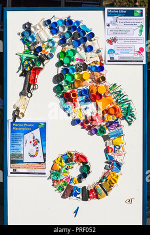 Marine Wurf Meisterwerk seahorse aus weggeworfenen Kunststoff bei Bournemouth Kunst am Meer Festival, Bournemouth, Dorset UK im September Stockfoto