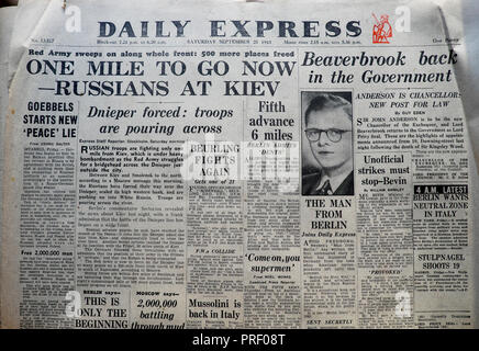 „One Mile to Go Now - Russians at Kiev“ Titelseite Schlagzeile Second World war WWII Vintage Daily Express Zeitung London England UK September 25 1943 Stockfoto