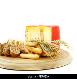 Käse auf dem Holzbrett auf Weiß für die Gestaltung von Menü, Karten isoliert, etc. Stockfoto