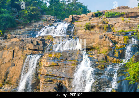 Schönen Wasserfall im tiefen Wald mit dichten Wäldern und üppigen, grünen Wald umgeben. Das Bild in der Dämmerung, in der Dämmerung, bei Tag an einem bewölkten Tag. Stockfoto