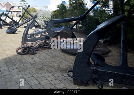 Stahl Schiff Anker im Freien für alle Reisende Leute an wa Museum Schiffbruch Galerien auf Klippe Straße im Hafen von Fremantle Stadt Perth, Australien Stockfoto