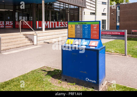 Recycling Punkt auf den Campus der Universität mit separater Behälter für Abfälle, Papier, Dosen und Kunststoffflaschen Stockfoto