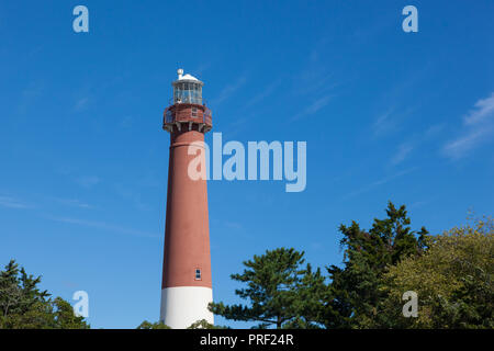 Ein Blick auf die historische Barnegat Leuchtturm auf Long Beach Island. Allgemein als Alte Barney bekannt. Stockfoto