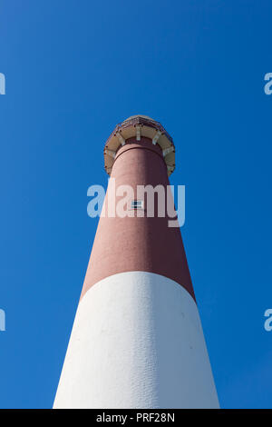 Ein Blick auf die historische Barnegat Leuchtturm auf Long Beach Island. Allgemein als Alte Barney bekannt. Stockfoto