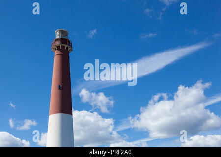 Ein Blick auf die historische Barnegat Leuchtturm auf Long Beach Island. Allgemein als Alte Barney bekannt. Stockfoto