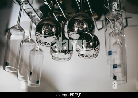 Ein Foto, Brillen und Gläser für Sekt und Wein, transparente und silbrig. Stockfoto