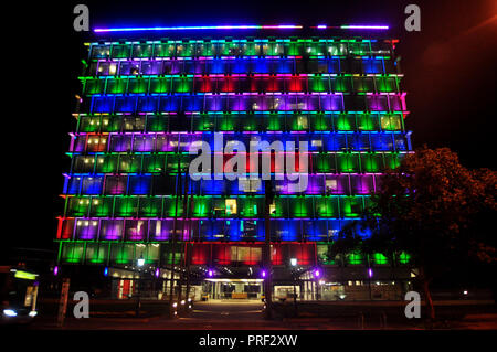 Bunte Beleuchtung auf Gebäude für Menschen zeigen, die in der Nacht an der Hay Street Mall am 1. Juni 2016 in Perth, Australien Stockfoto