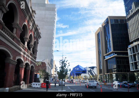 Australier mit Service Perth Arena oder RAC-Arena mit Verkehr Straße bei Wellingt Straße am 3. Juni 2016 in Perth, Australien Stockfoto