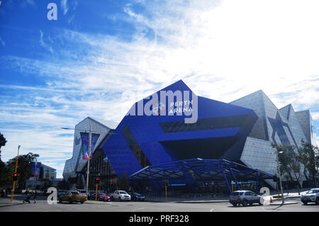 Australier mit Service Perth Arena oder RAC-Arena mit Verkehr Straße bei Wellingt Straße am 3. Juni 2016 in Perth, Australien Stockfoto