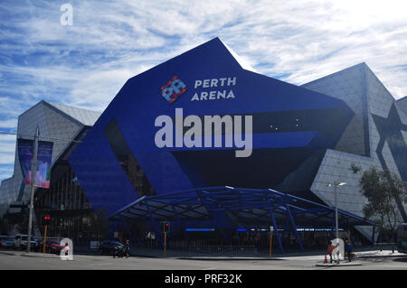 Australier mit Service Perth Arena oder RAC-Arena mit Verkehr Straße bei Wellingt Straße am 3. Juni 2016 in Perth, Australien Stockfoto