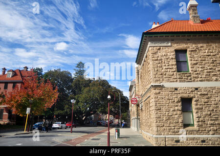 Australische Menschen zu Fuß auf Gehsteig neben der Straße mit klassischen Gebäude Feuerwache an der Murray Street am 3. Juni 2016 in Perth, Australien Stockfoto