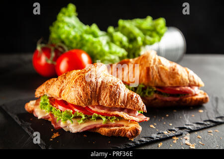 Klassische BLT croissant Sandwiches Stockfoto