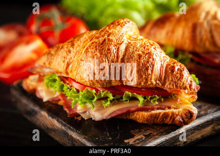 Klassische BLT croissant Sandwiches Stockfoto