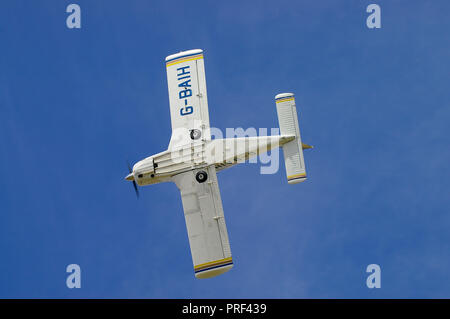 Piper PA-28 Cherokee Arrow II G-BAIH Light Aircraft Flugzeug fliegen im blauen Himmel. General Aviation private fliegen. Single Engine Einziehfahrwerk Stockfoto