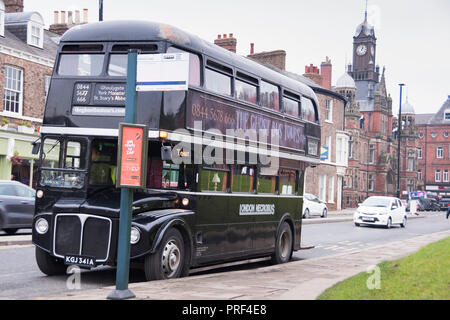 York, Großbritannien - 12 Dez 2016: Die necrobus Ghost bus tour bus wartet an einer Bushaltestelle am 12 Dez bei Clifford Street, New York Stockfoto