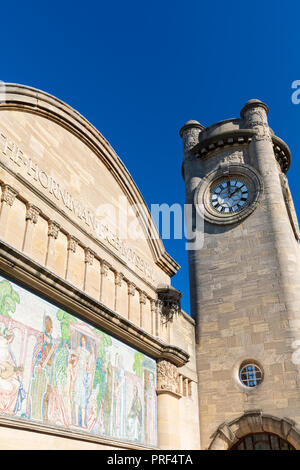 Die Horniman Museum Clock Tower und neoklassischen Mosaik in Forest Hill, London, England, Vereinigtes Königreich Stockfoto