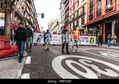 Multitudinaria manifestación exigiendo libertad para presos políticos, Gran Vía, Madrid, España. Stockfoto