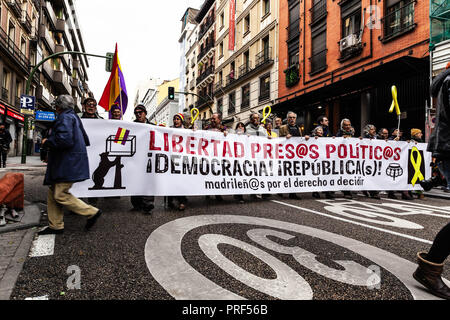 Multitudinaria manifestación exigiendo libertad para presos políticos, Gran Vía, Madrid, España. Stockfoto