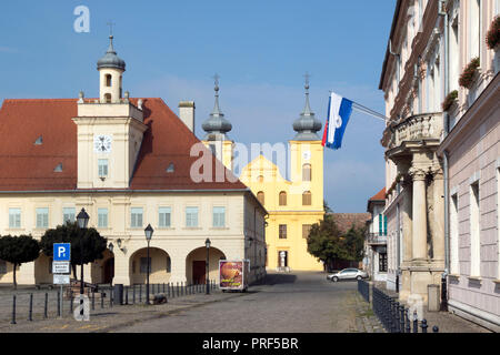 Wachhaus Gebäude und die Kirche St. Michael in Tvrda, Osijek Altstadt Stockfoto