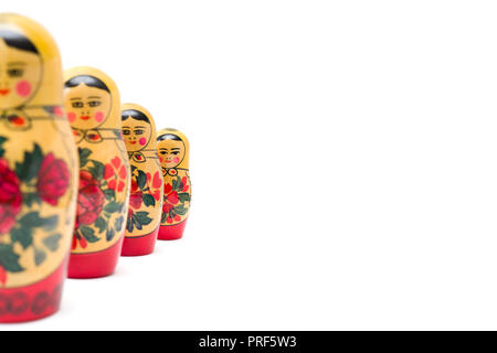 Russische Verschachtelung Puppen, matryoshkas isoliert auf dem weißen Hintergrund Stockfoto