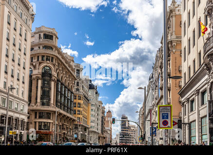 Reihe von Gebäuden entlang der Gran Via, Madrid, Spanien. Stockfoto