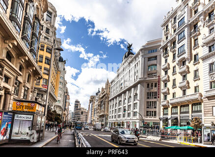 Reihe von Gebäuden entlang der Gran Via, Madrid, Spanien. Stockfoto