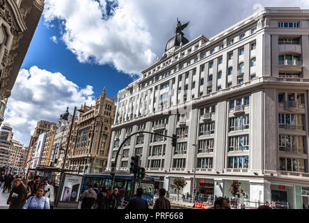 Reihe von Gebäuden entlang der Gran Via, Madrid, Spanien. Stockfoto