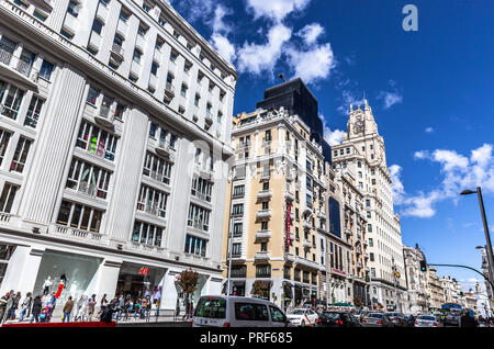 Reihe von Gebäuden entlang der Gran Via, Madrid, Spanien. Stockfoto