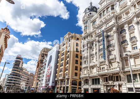 Reihe von Gebäuden entlang der Gran Via, Madrid, Spanien. Stockfoto