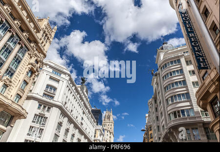 Reihe von Gebäuden entlang der Gran Via, Madrid, Spanien. Stockfoto