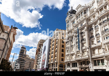 Reihe von Gebäuden entlang der Gran Via, Madrid, Spanien. Stockfoto